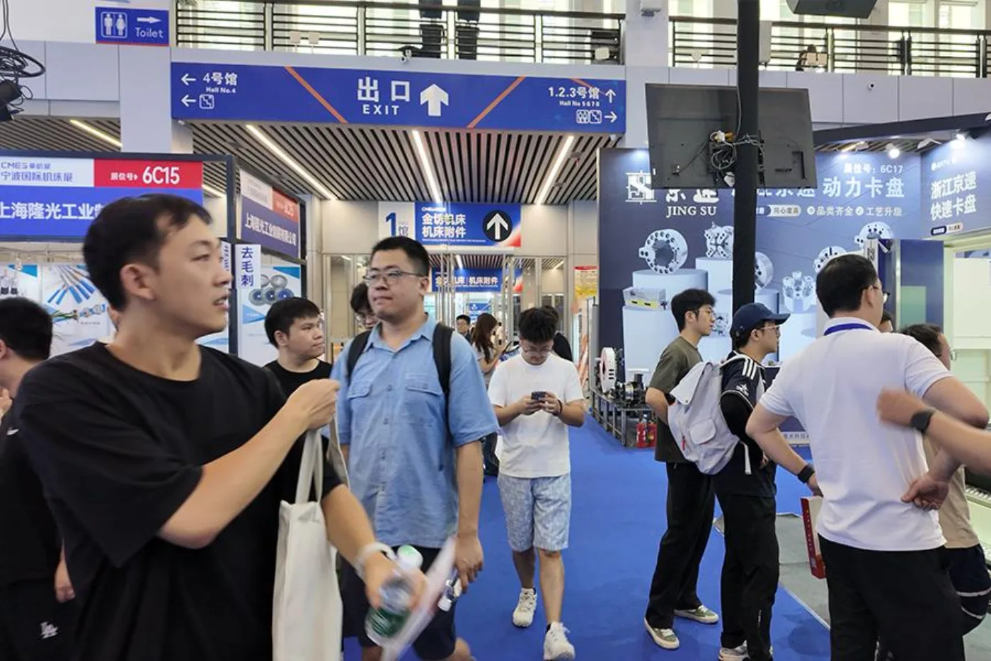 Professional, end-to-end technical service at the booth.